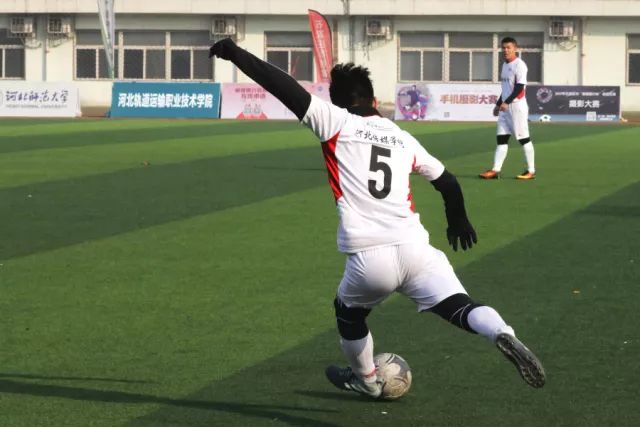 半场-许栗1v4捅射破门 海港暂0-1光州FC